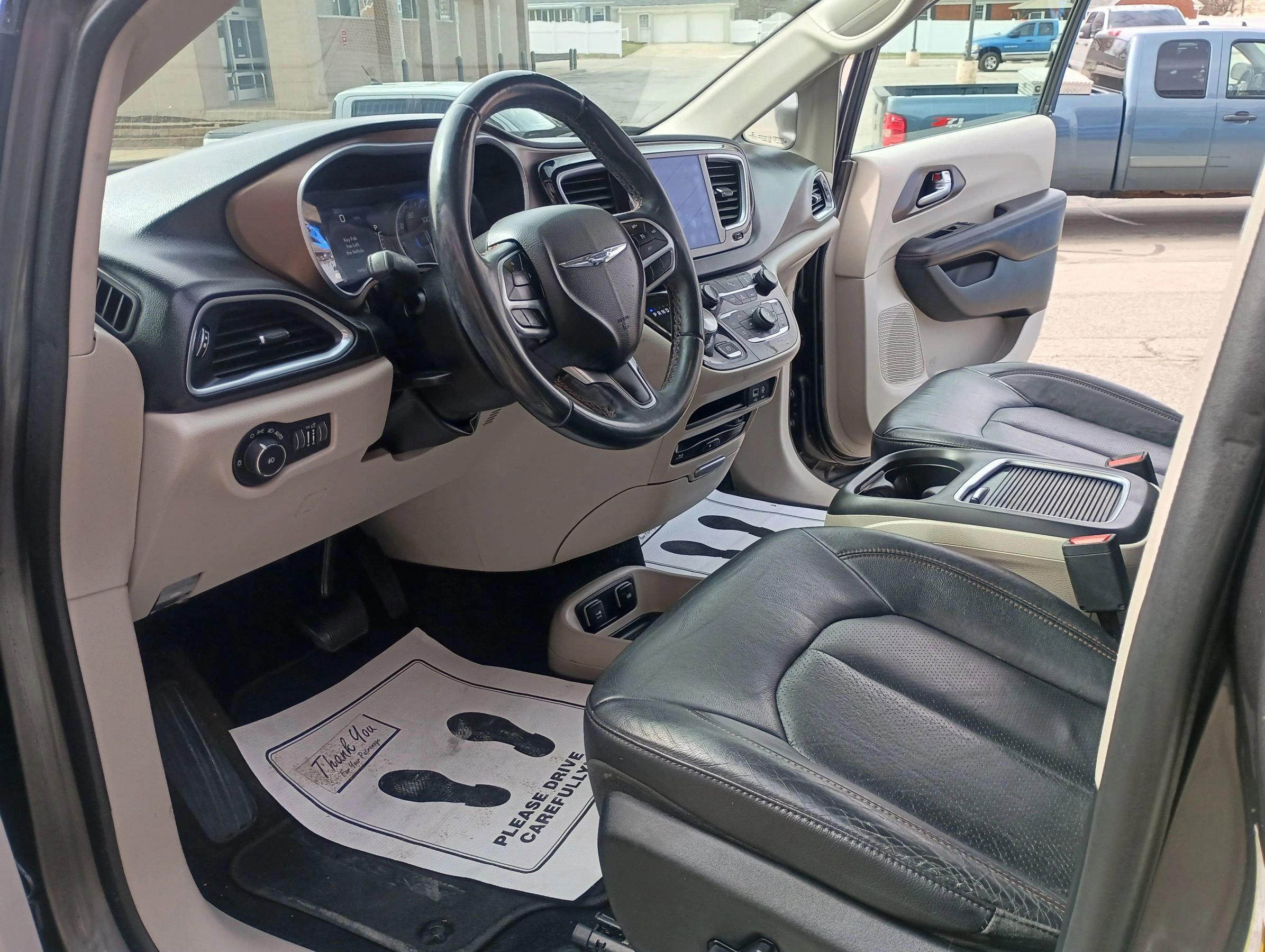 Used 2017 Chrysler Pacifica Touring-L Plus w/ Tire & Wheel Group image 18