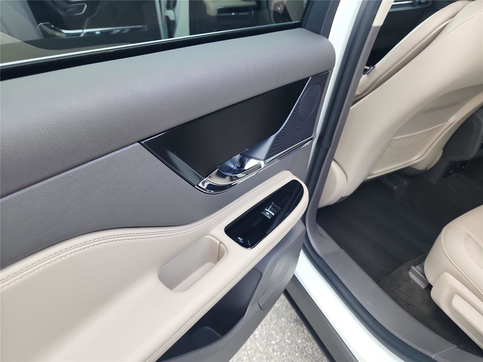 Used 2023 Lincoln Corsair Reserve image 16