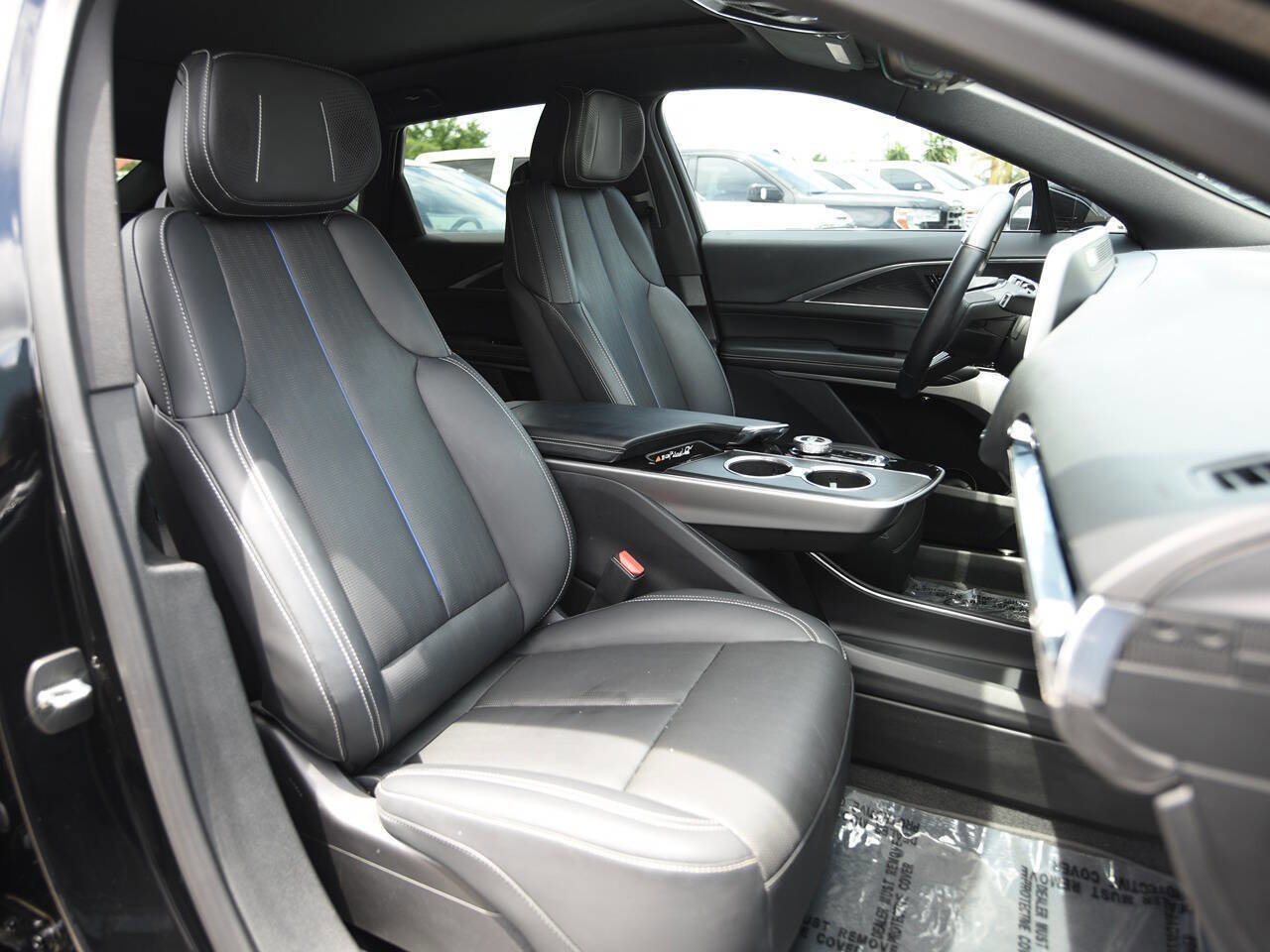 Used 2024 Cadillac Lyriq Luxury RWD image 16