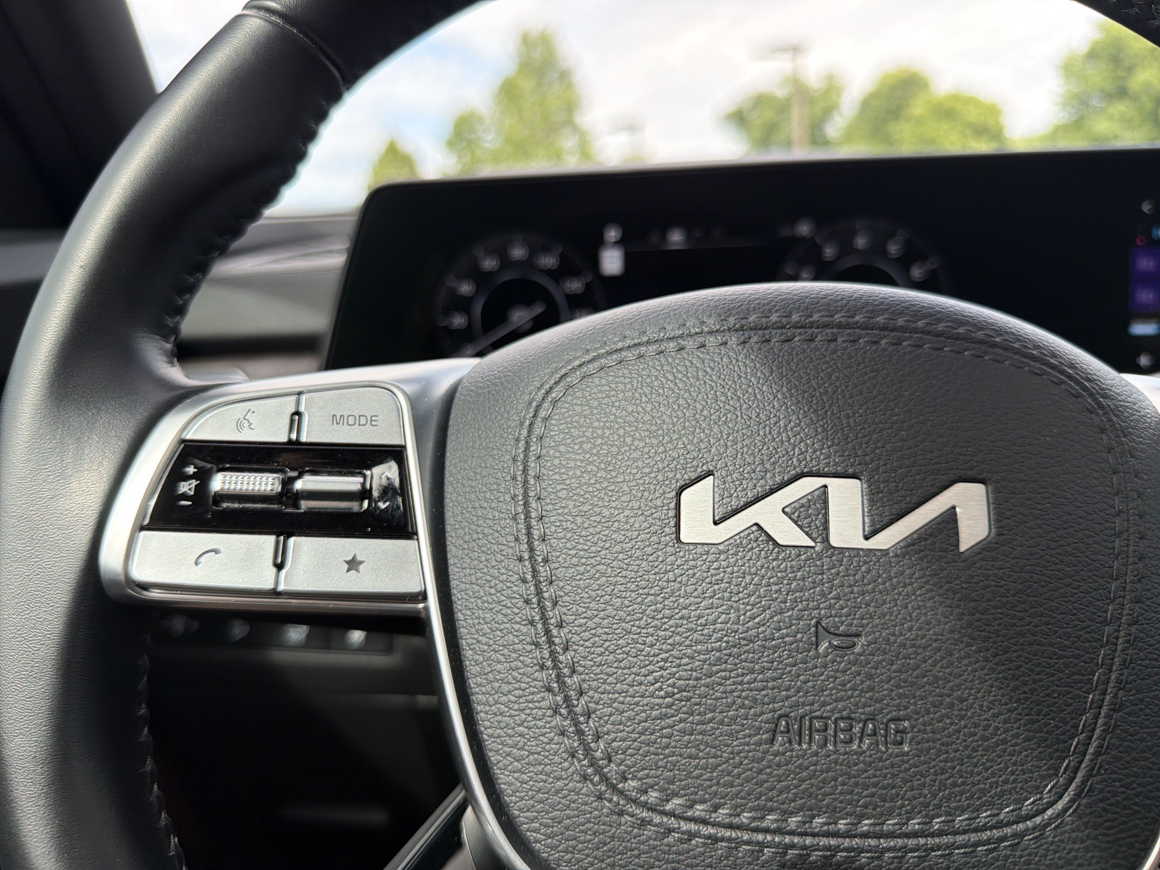 Used 2024 Kia Telluride SX w/ Towing Package FWD image 11