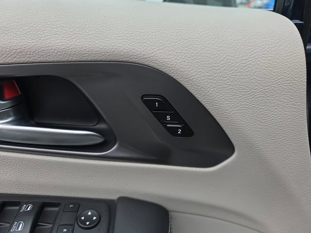 Used 2024 Chrysler Pacifica Limited FWD image 18