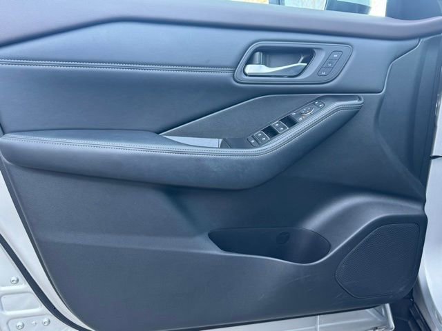 Used 2023 Nissan Rogue SL w/ SL Premium Package image 16