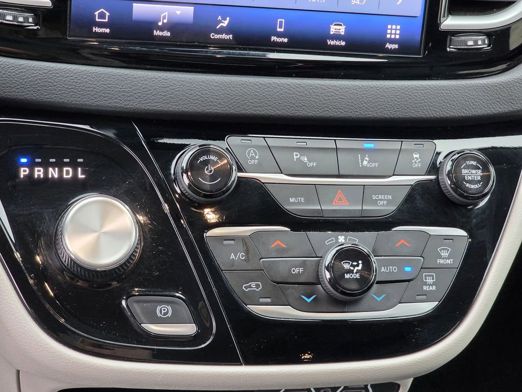 Used 2024 Chrysler Pacifica Touring-L image 23