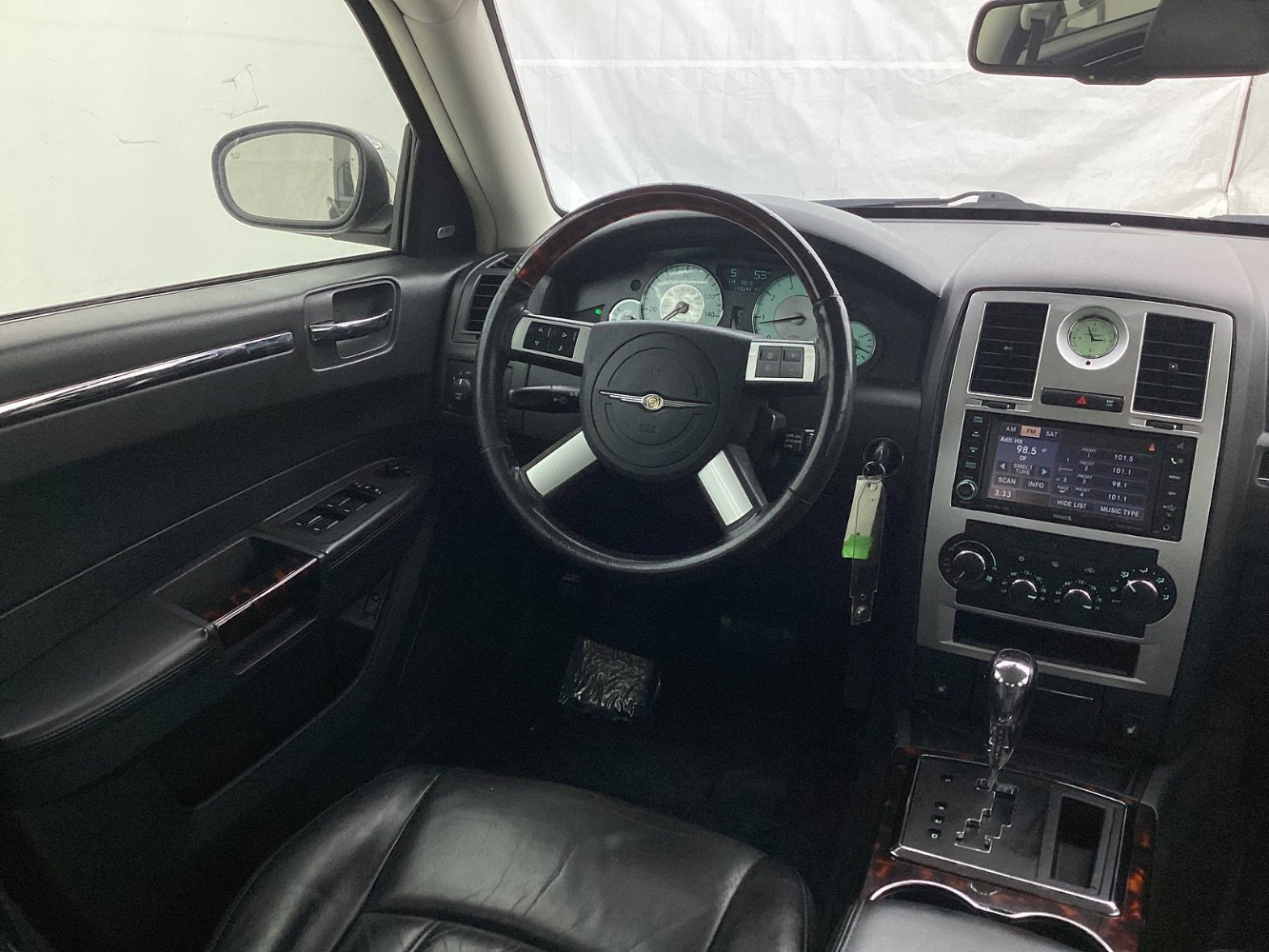 Used 2009 Chrysler 300 C image 28