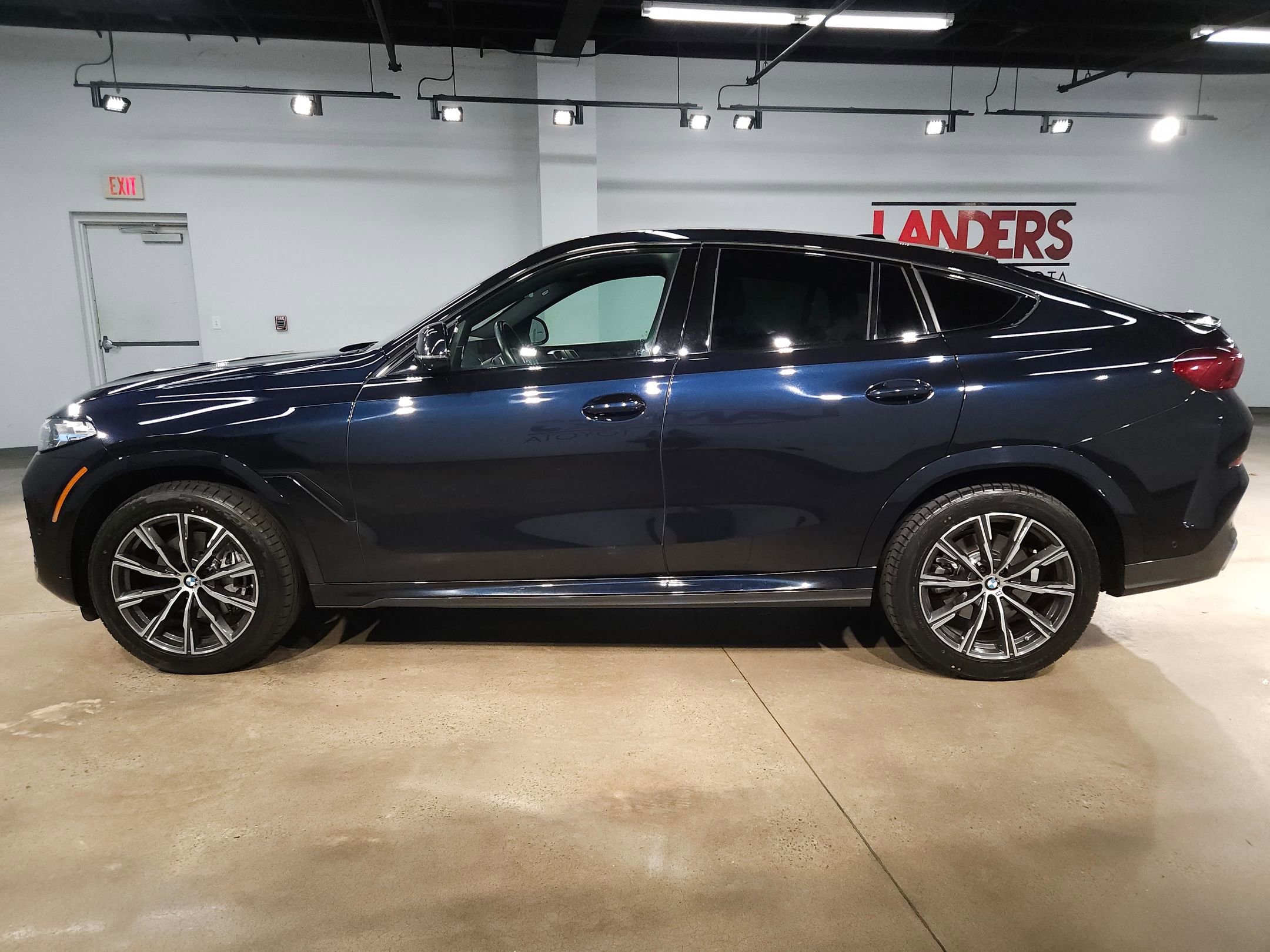 Used 2025 BMW X6 xDrive40i w/ Climate Comfort Package AWD/4WD image 4