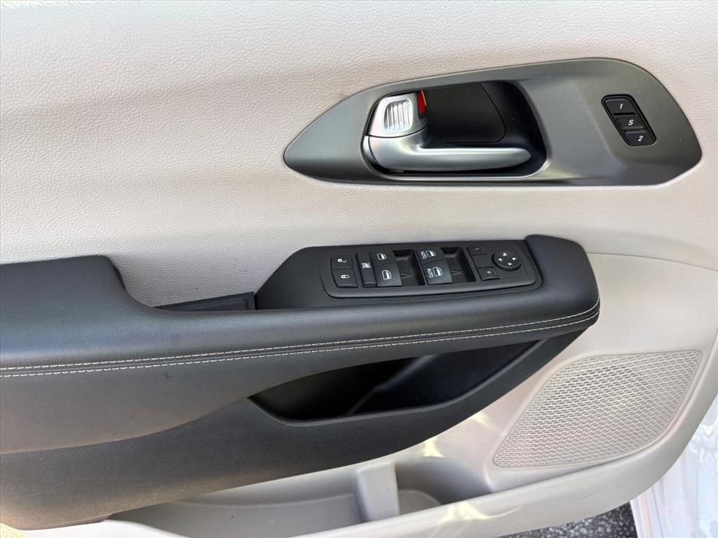 Used 2024 Chrysler Pacifica Touring-L image 21