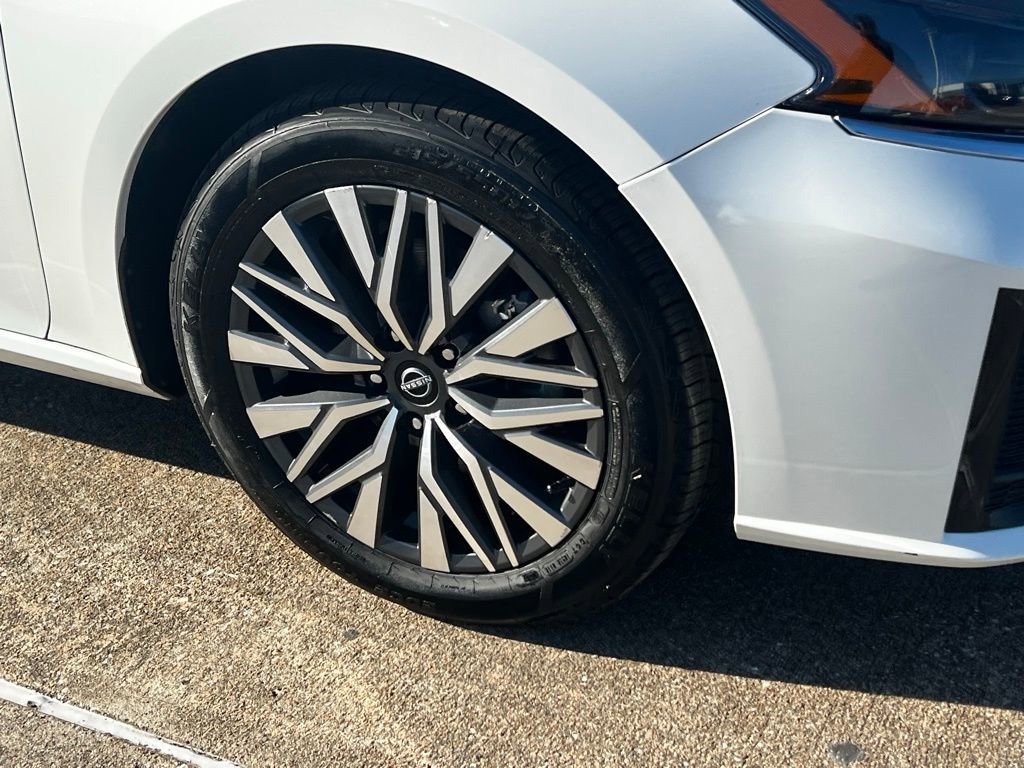 Used 2024 Nissan Altima 2.5 SV image 14