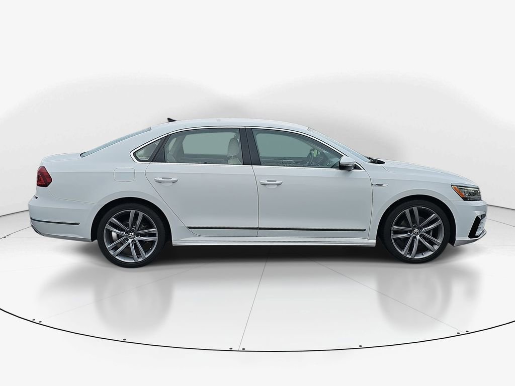 Used 2017 Volkswagen Passat 1.8T R-Line w/ R-Line Lighting Package image 9