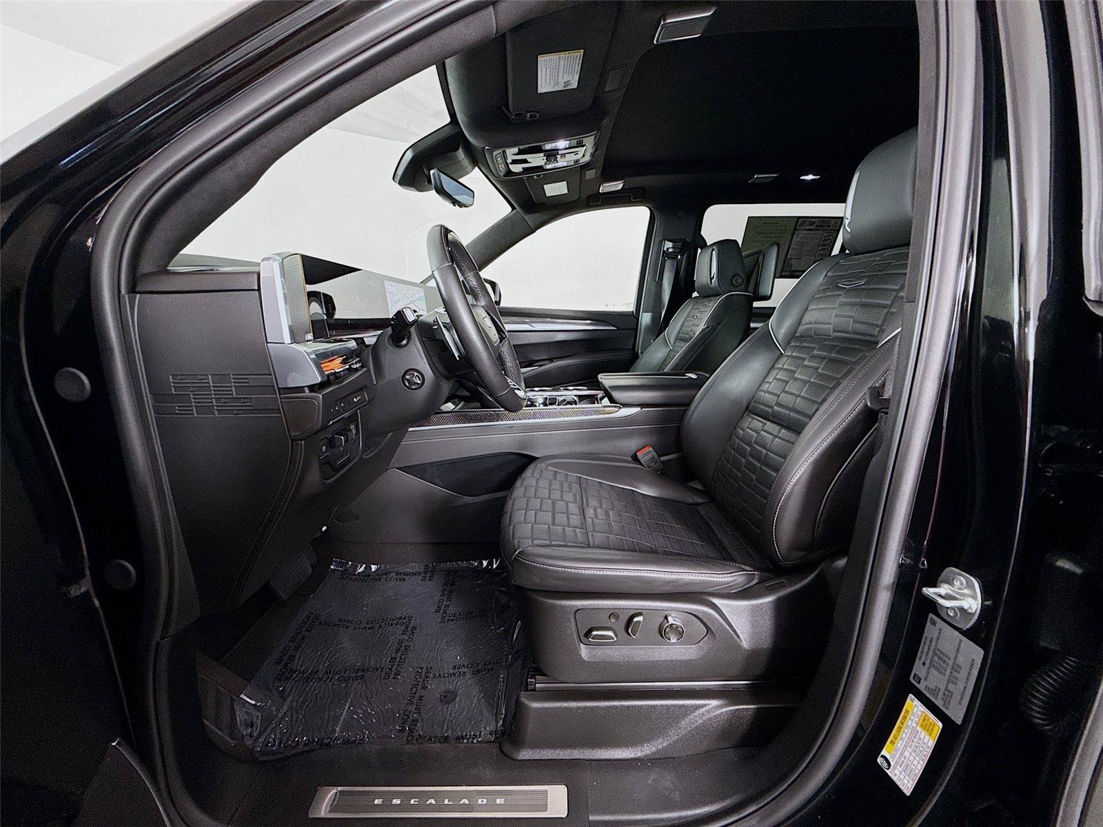 Used 2025 Cadillac Escalade ESV V AWD/4WD image 2