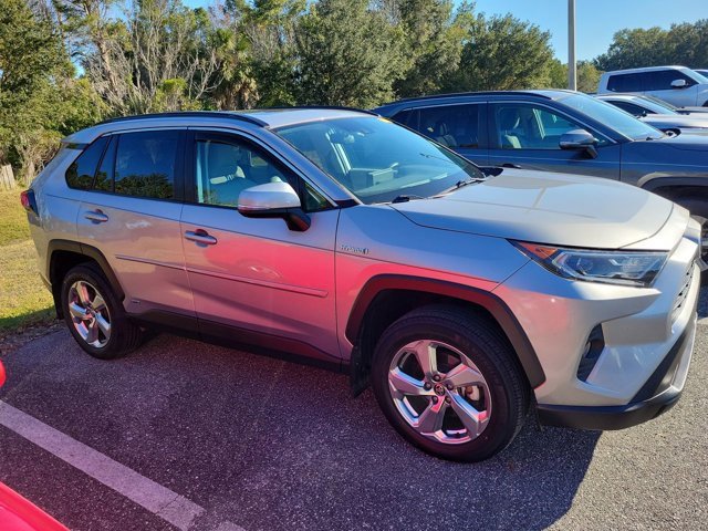 Used 2021 Toyota RAV4 XLE Premium image 3