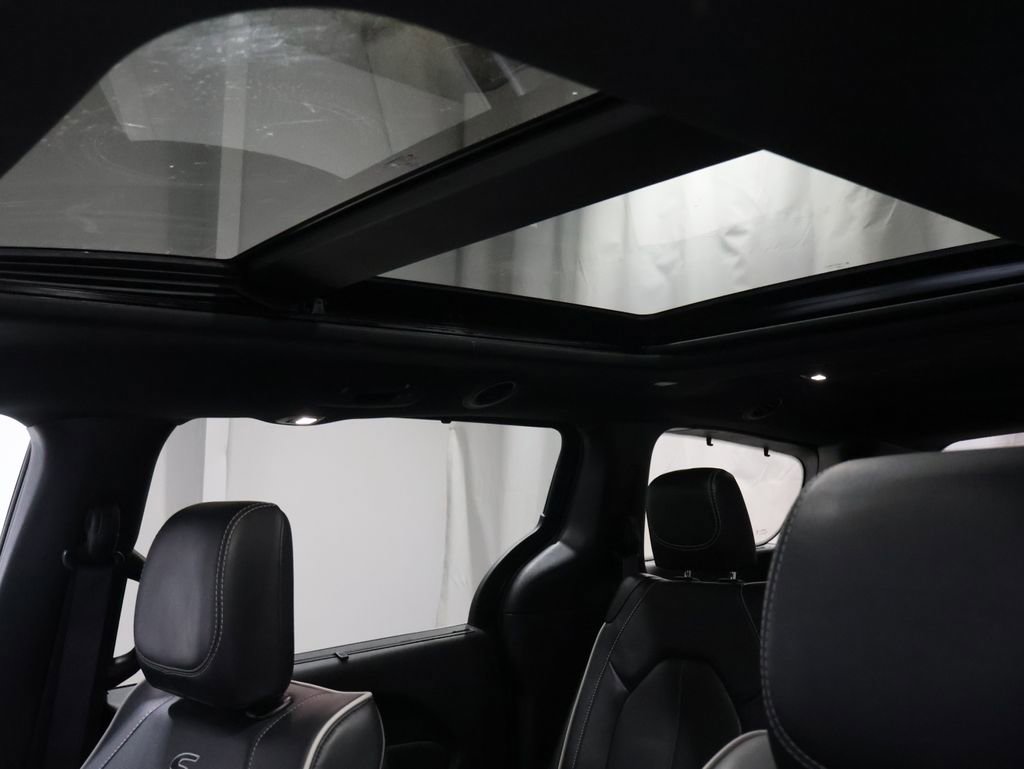 Certified 2025 Chrysler Pacifica Limited image 12