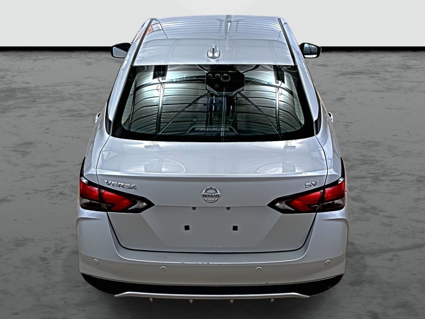 Used 2022 Nissan Versa SV image 3