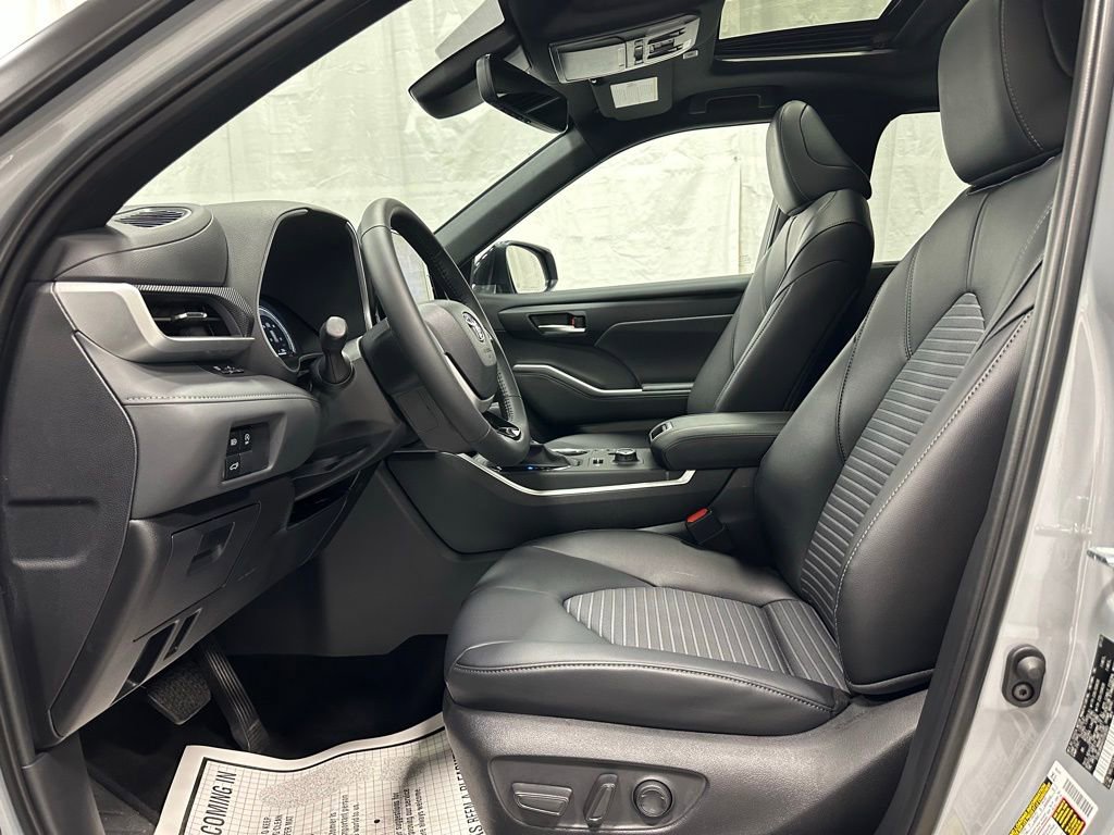 Used 2025 Toyota Highlander XSE image 14