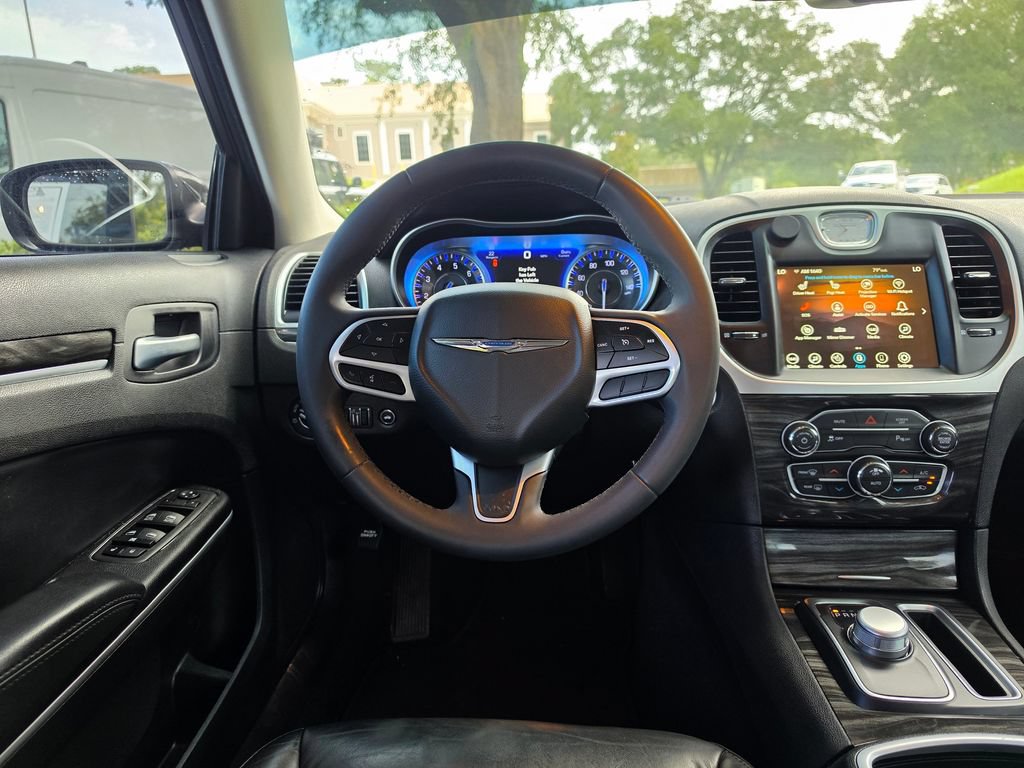Used 2022 Chrysler 300 Touring L RWD image 9