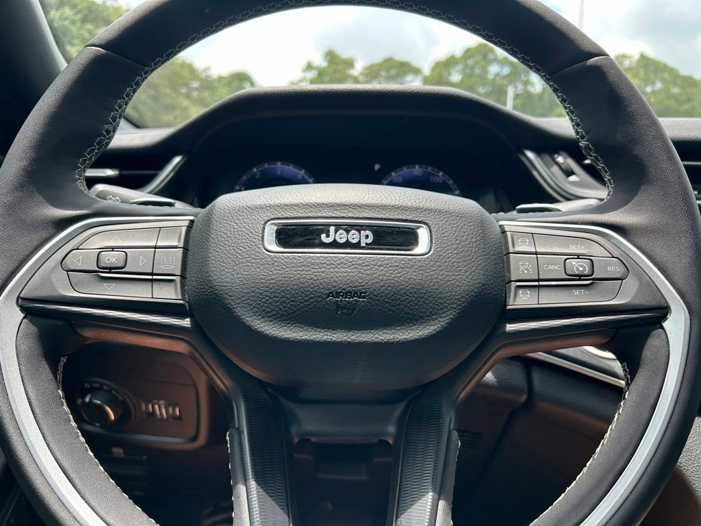 Used 2025 Jeep Grand Cherokee L Altitude RWD image 21
