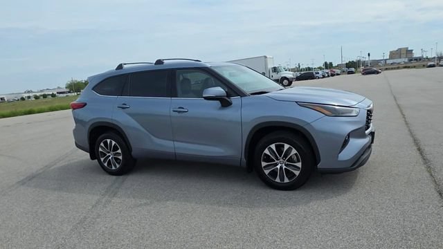 Used 2022 Toyota Highlander XLE AWD/4WD image 9