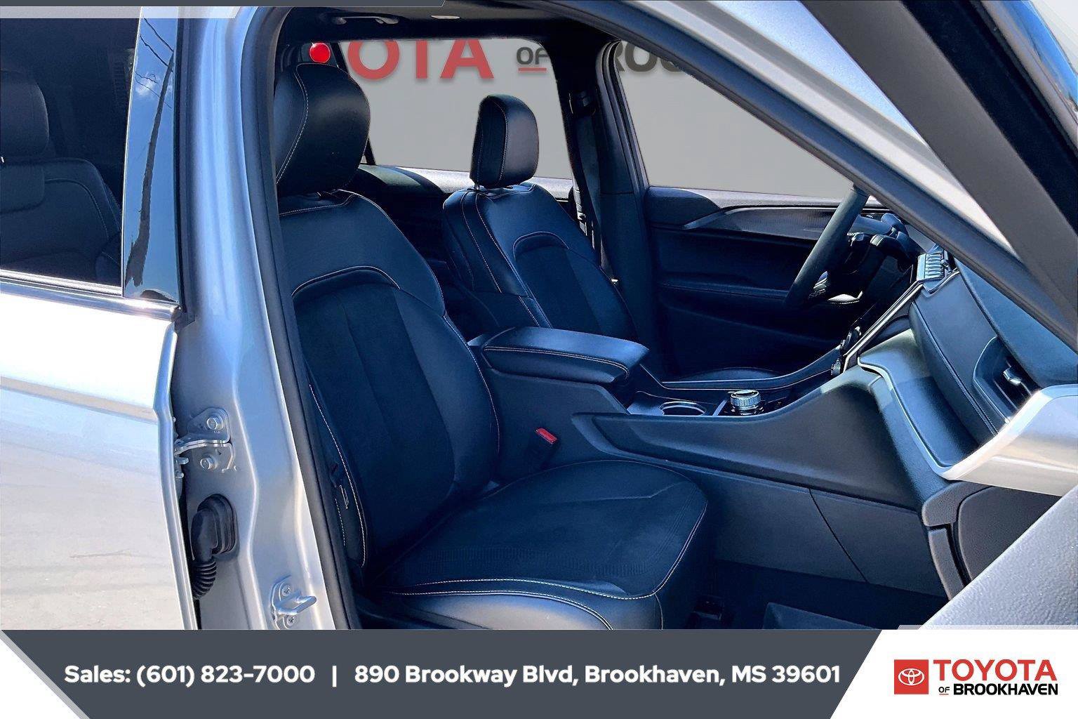 Used 2025 Jeep Grand Cherokee L Altitude RWD image 6