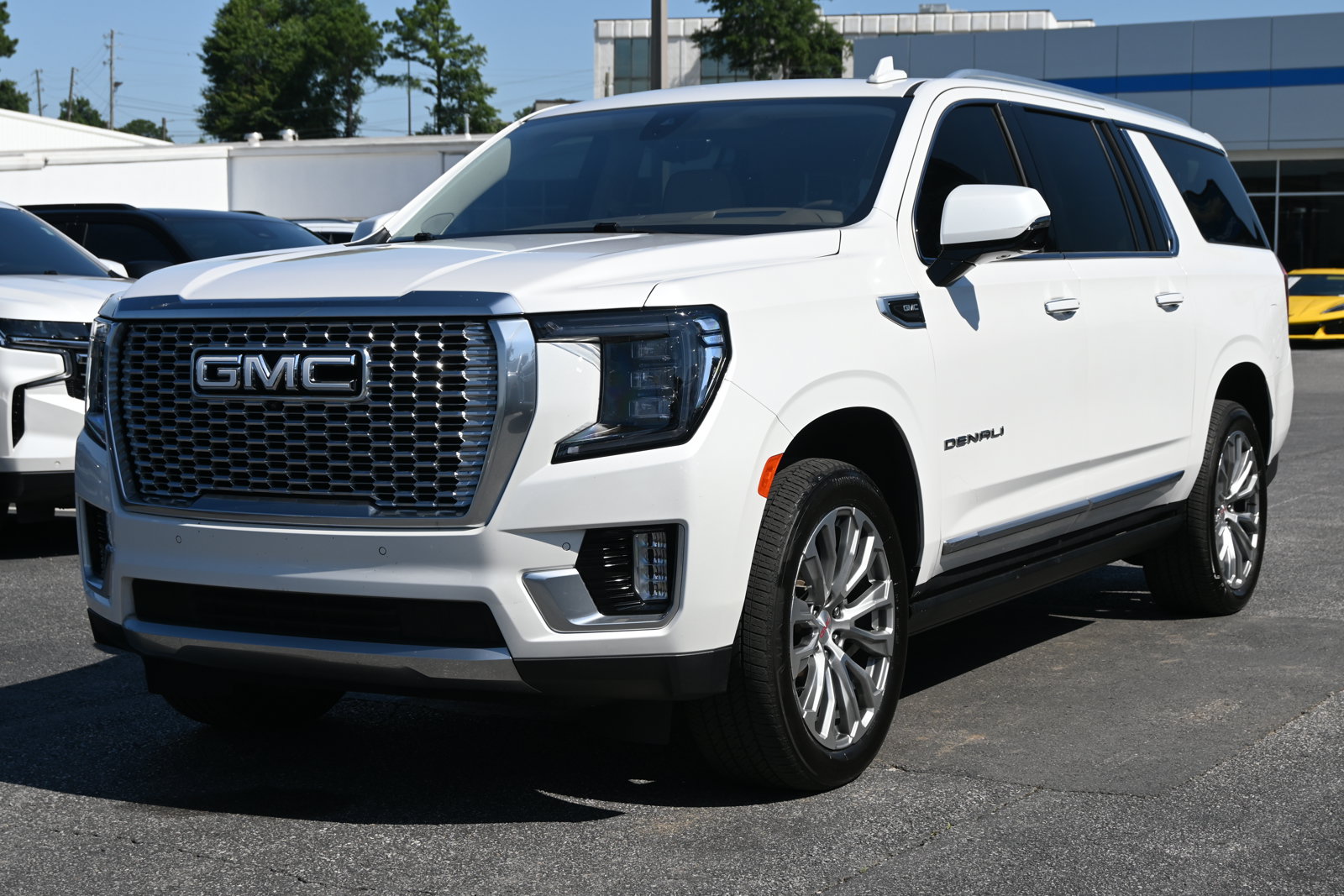 Used 2021 GMC Yukon XL Denali w/ Denali Premium Package AWD/4WD image 5