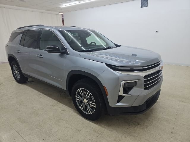 Used 2025 Chevrolet Traverse LT FWD image 17