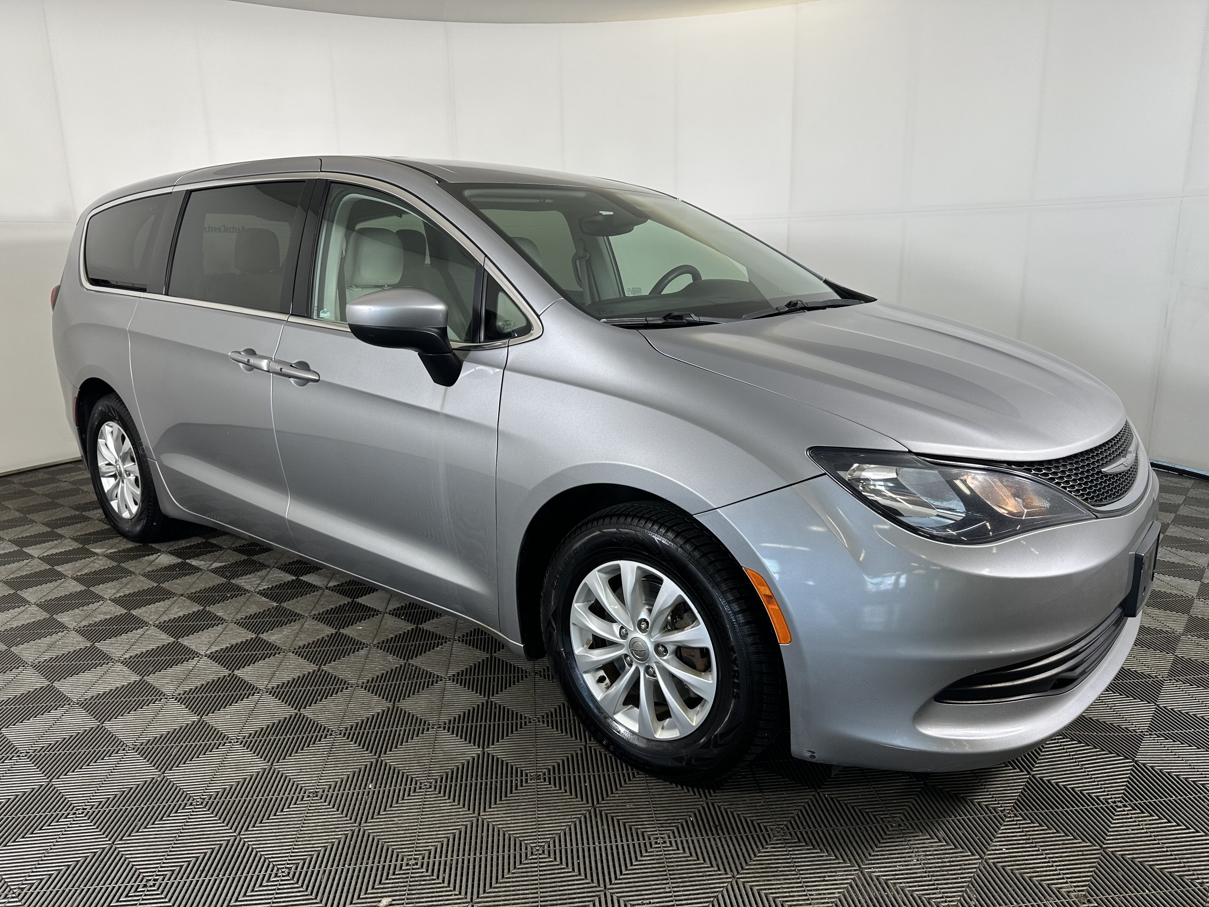 Used 2017 Chrysler Pacifica Touring w/ Tire & Wheel Group FWD image 4