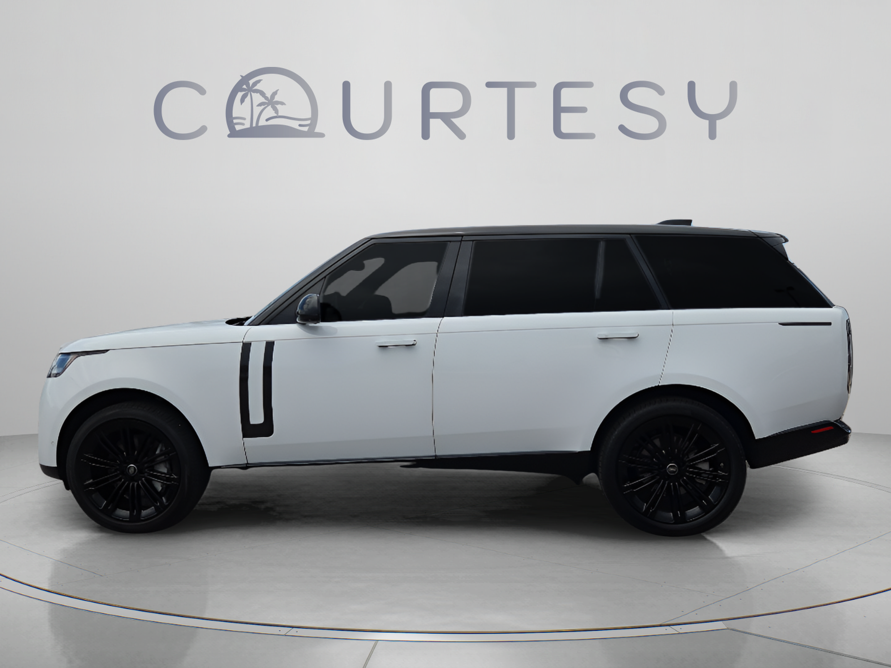 Used 2023 Land Rover Range Rover Long Wheelbase SE AWD/4WD image 2