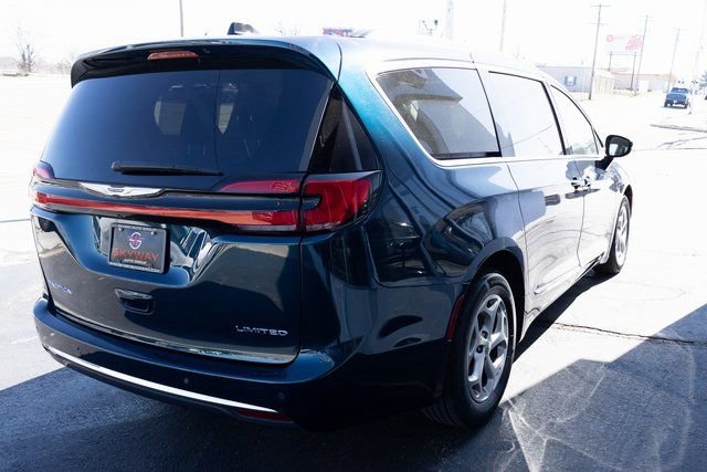 Used 2023 Chrysler Pacifica Limited FWD image 23
