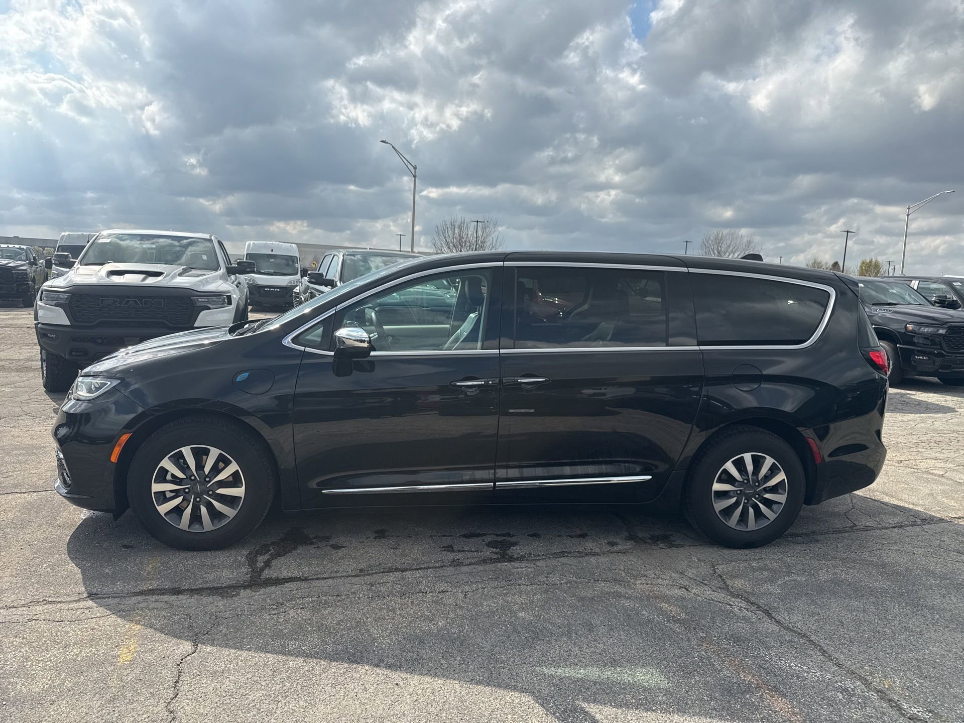 Used 2023 Chrysler Pacifica Limited image 9