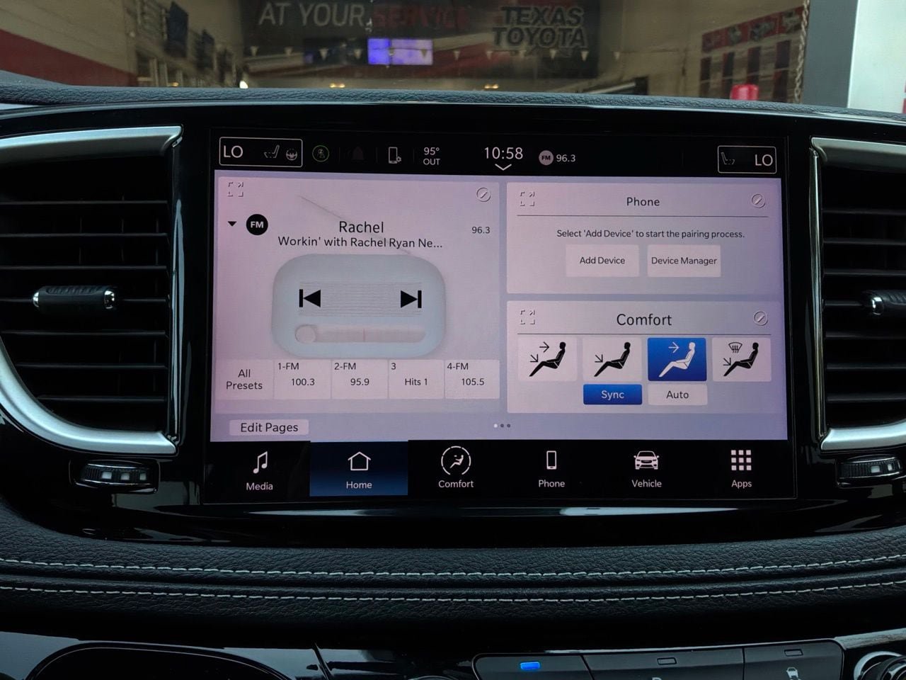 Used 2023 Chrysler Pacifica Touring-L FWD image 34
