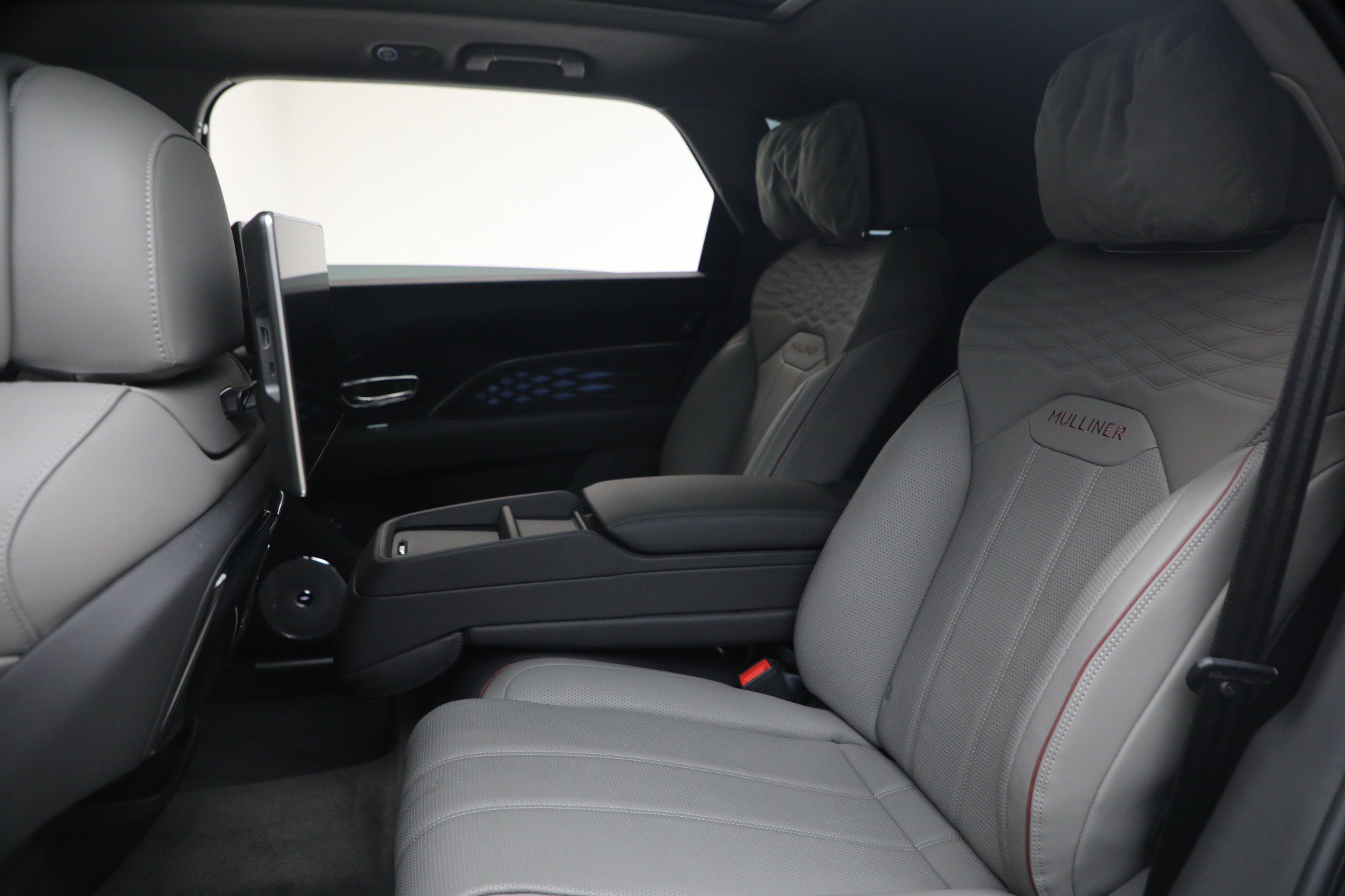 Certified 2024 Bentley Bentayga Extended Wheelbase AWD/4WD image 24
