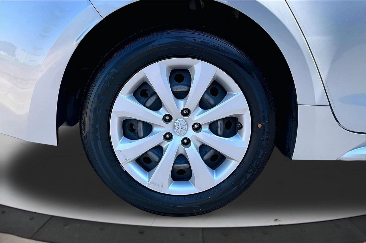 Used 2022 Toyota Corolla LE FWD image 32