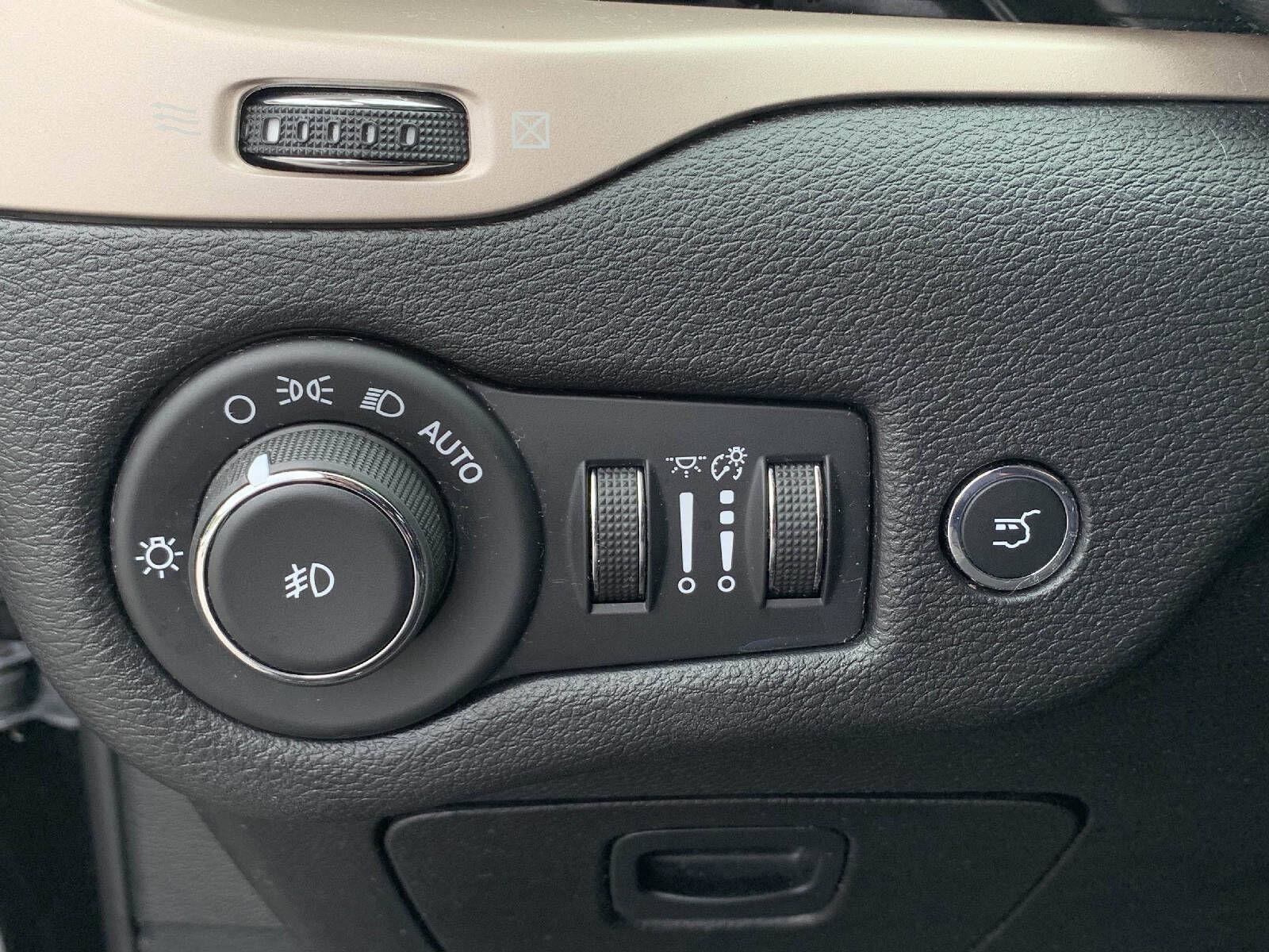 Used 2017 Jeep Cherokee 75th Anniversary AWD/4WD image 9