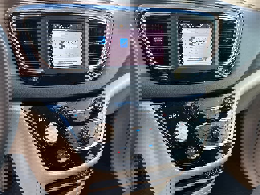 Used 2023 Chrysler Voyager LX image 26