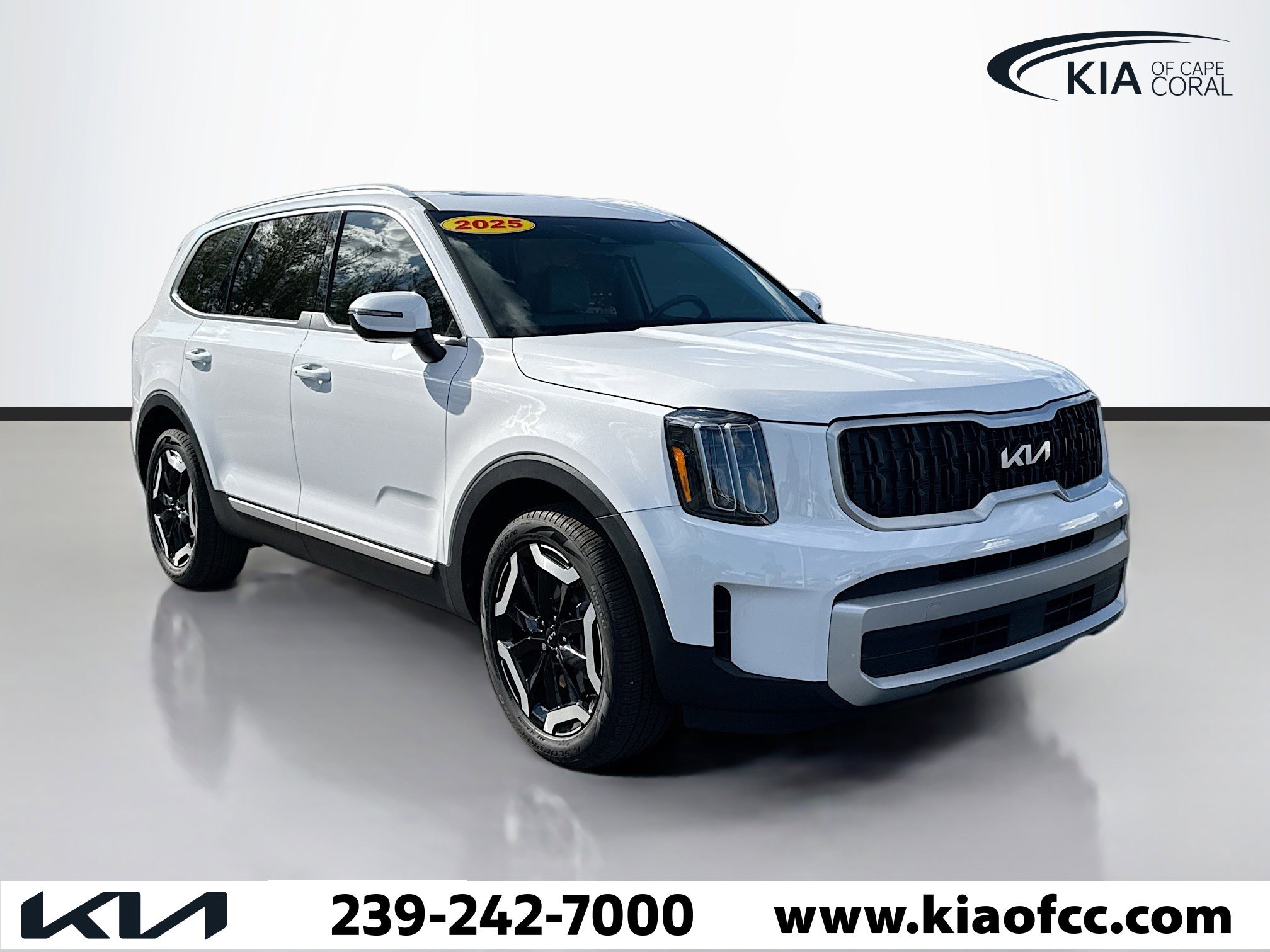 Used 2025 Kia Telluride EX w/ EX Captain's Chair Package image 7