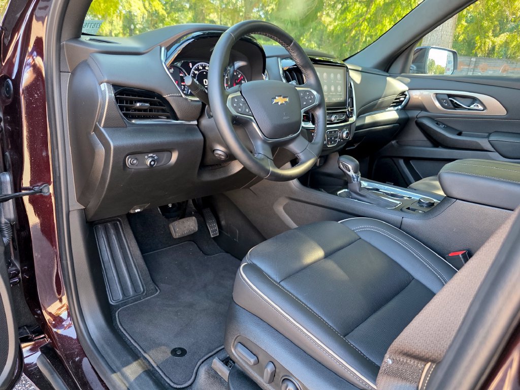 Certified 2023 Chevrolet Traverse Premier w/ LPO, Cargo Package FWD image 11