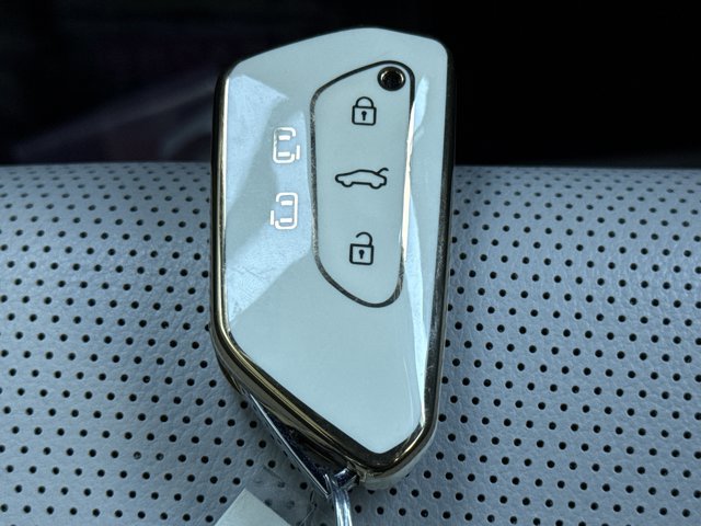 Used 2024 Volkswagen Atlas Cross Sport SEL Premium R-Line image 28