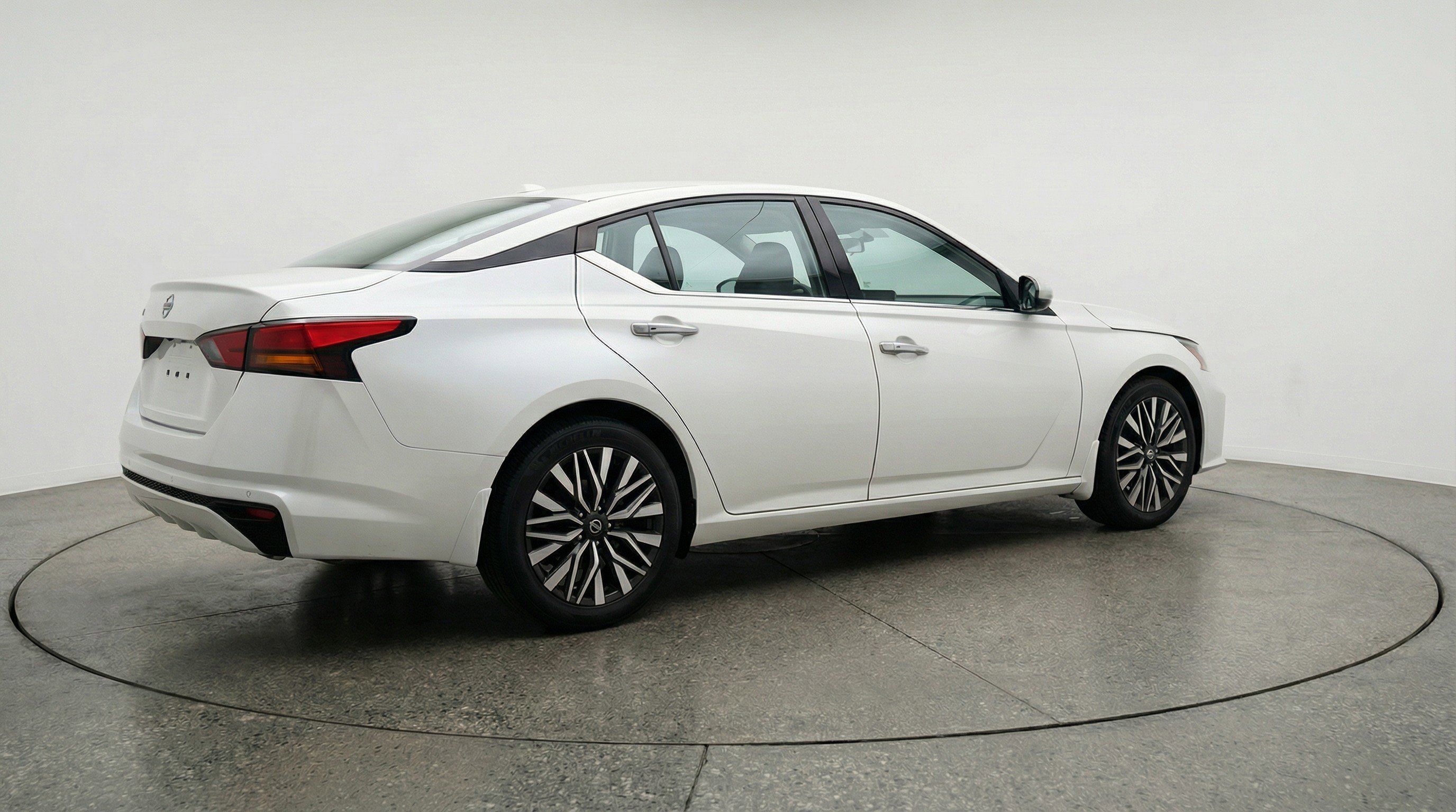 Used 2025 Nissan Altima 2.5 SV image 9