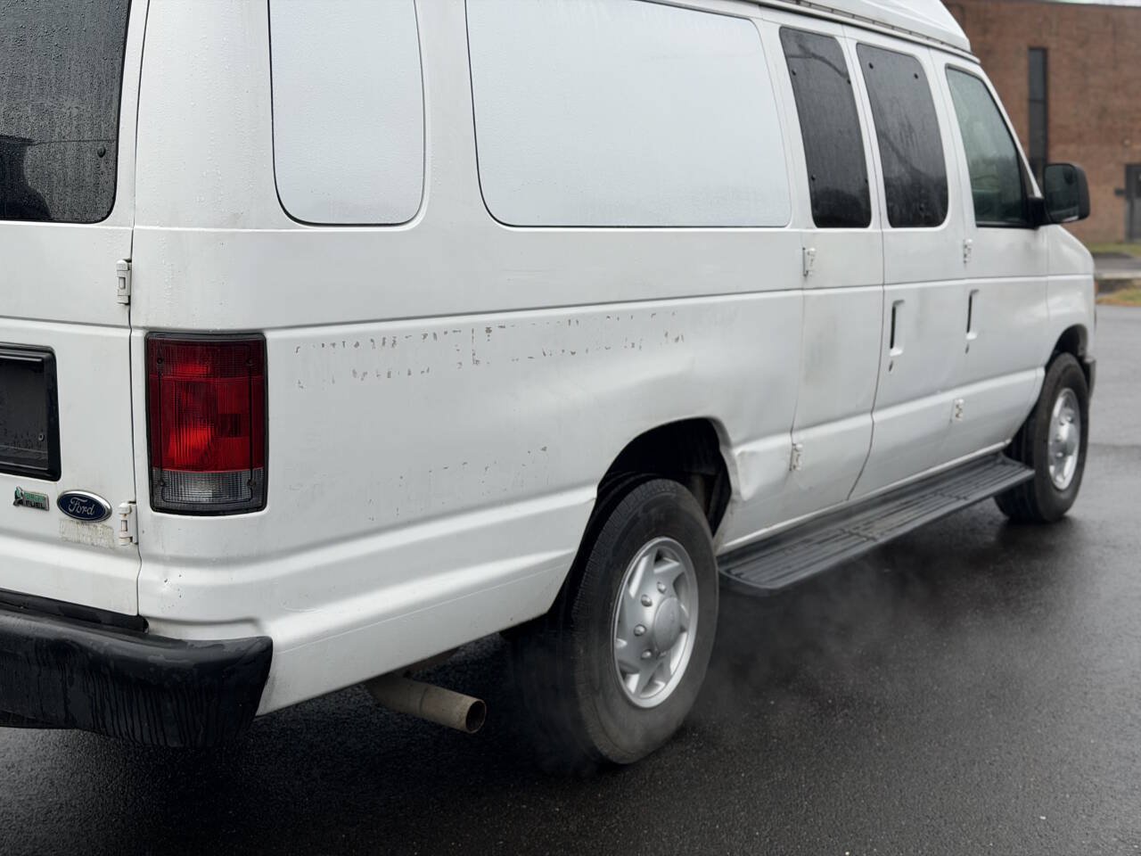 Used 2010 Ford E-350 and Econoline 350 XLT RWD image 8