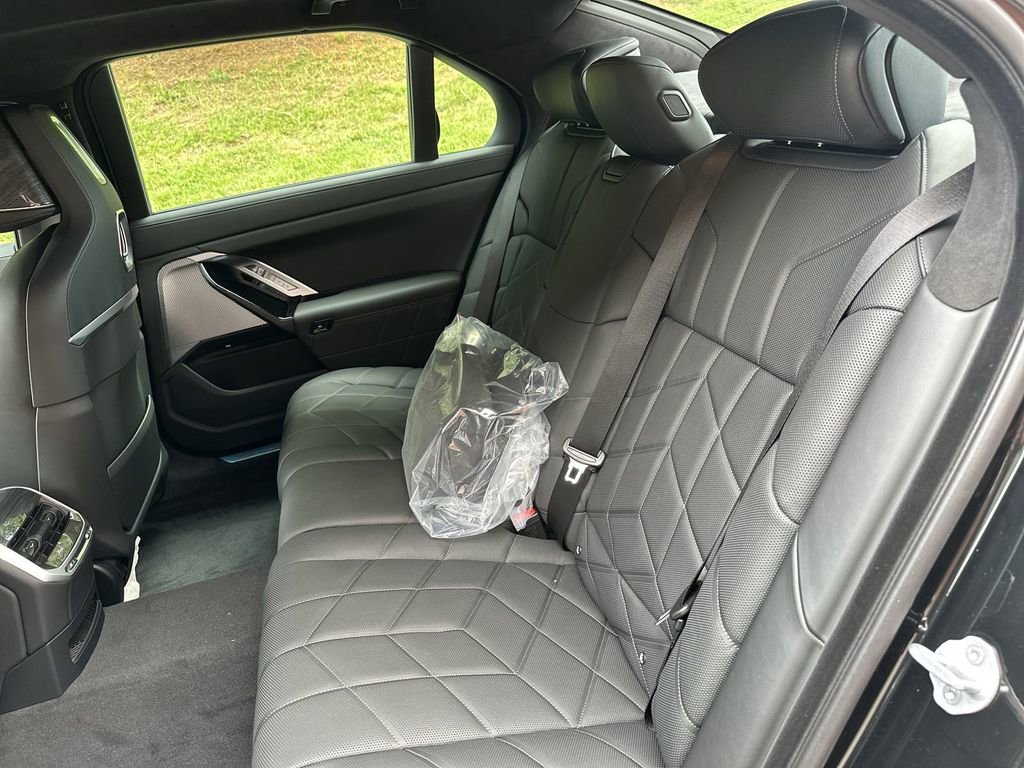 New 2025 BMW i7 xDrive60 image 23