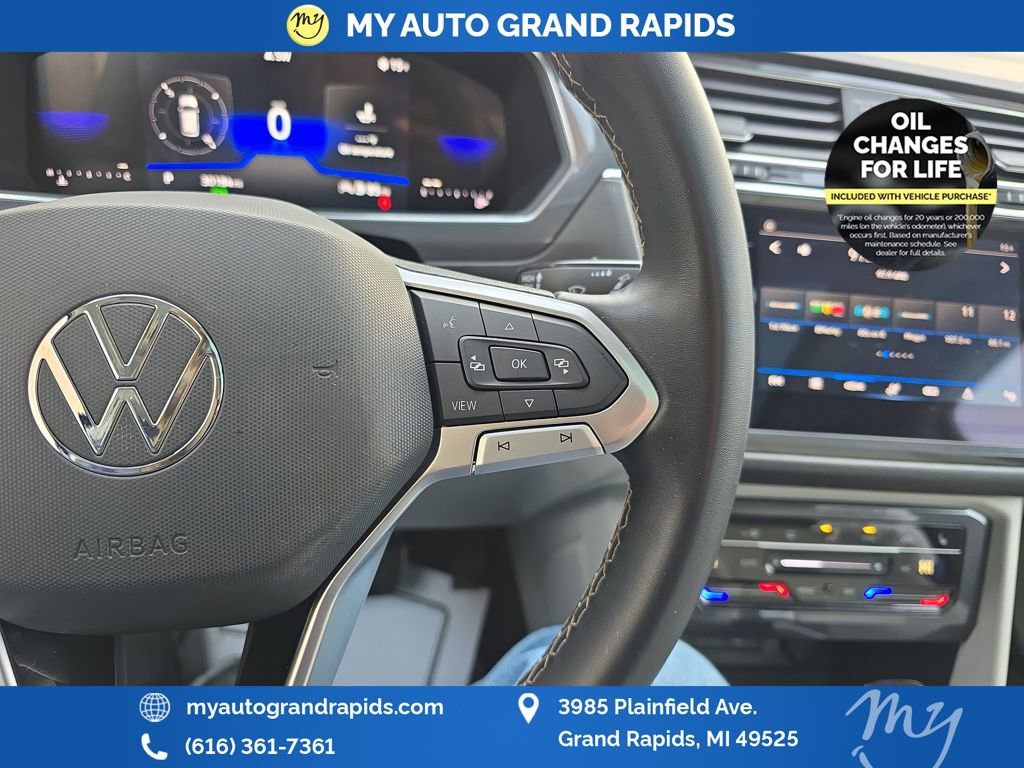 Used 2023 Volkswagen Tiguan SE w/ Panoramic Sunroof Package image 17