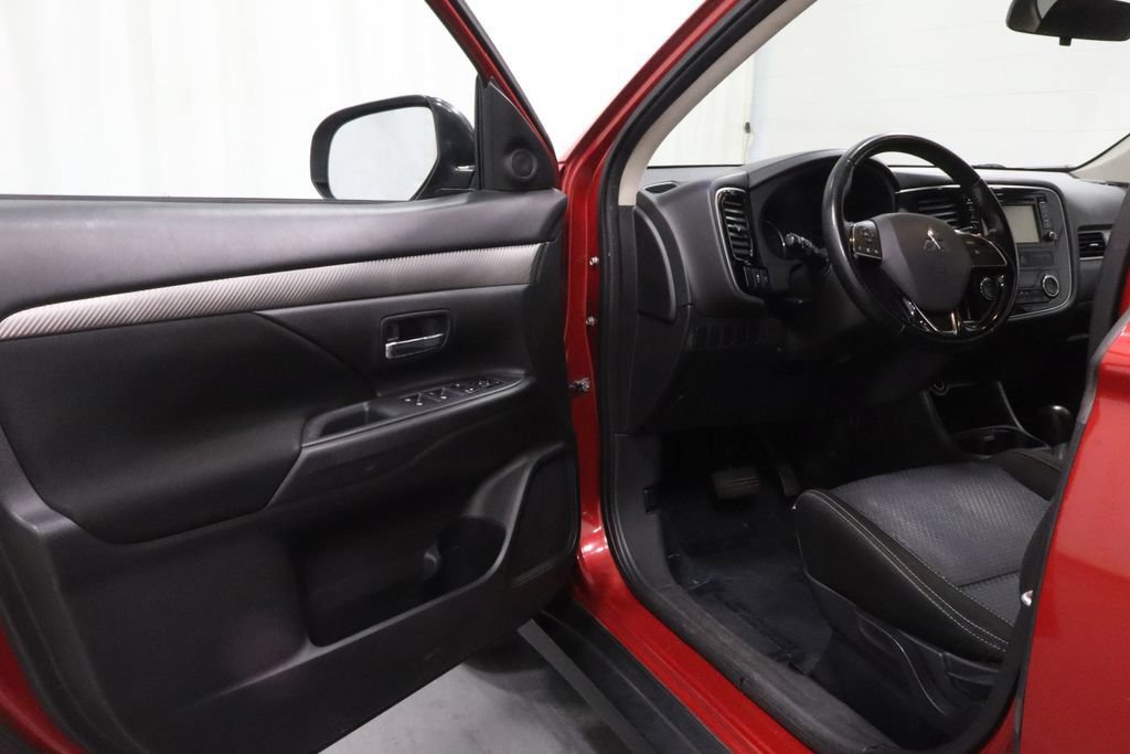 Used 2016 Mitsubishi Outlander SE AWD/4WD image 10