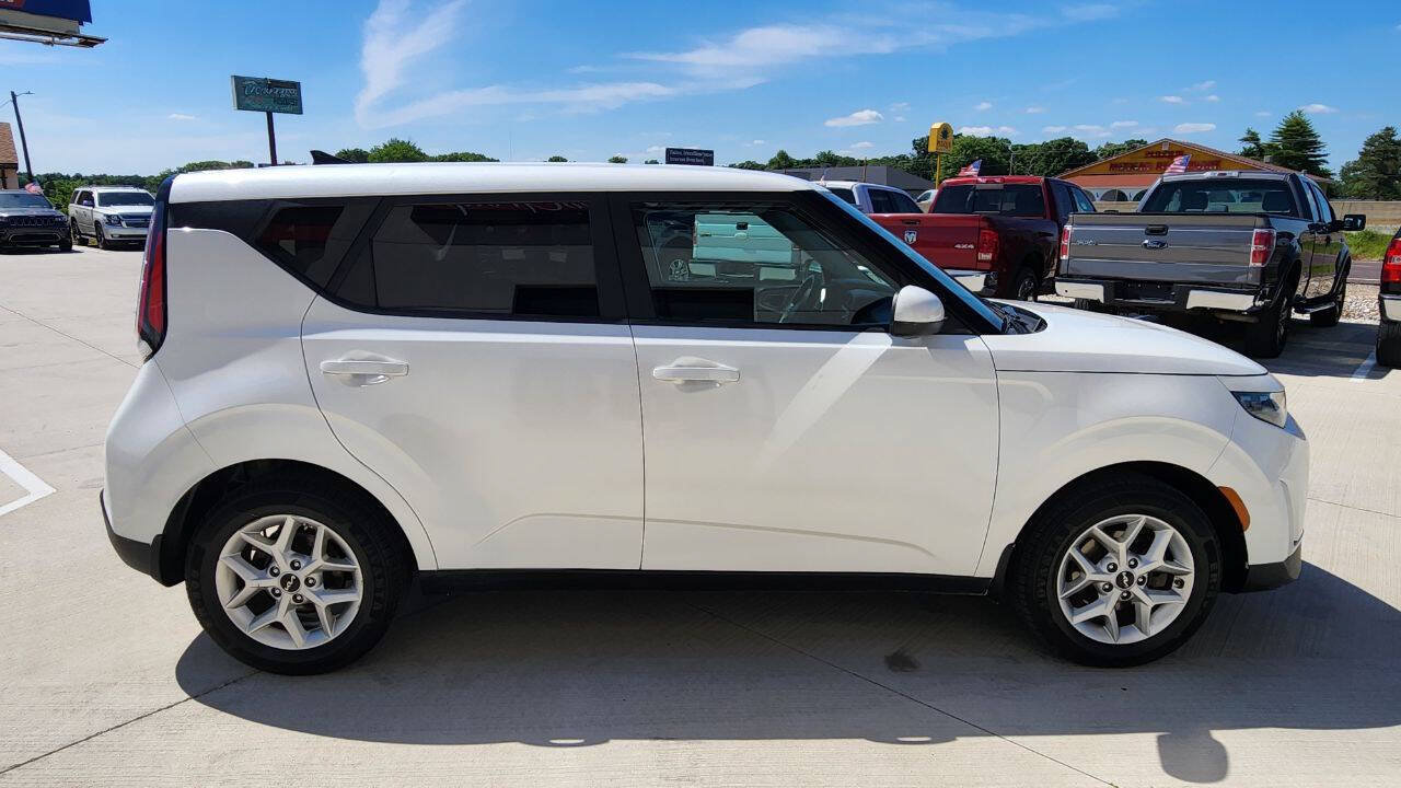 Used 2023 Kia Soul LX w/ LX Technology Package FWD image 7