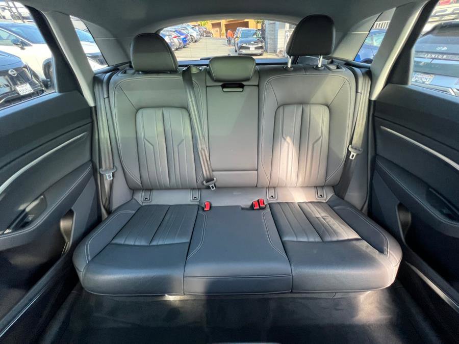 Used 2023 Audi e-tron Premium Plus w/ Premium Plus Package image 35