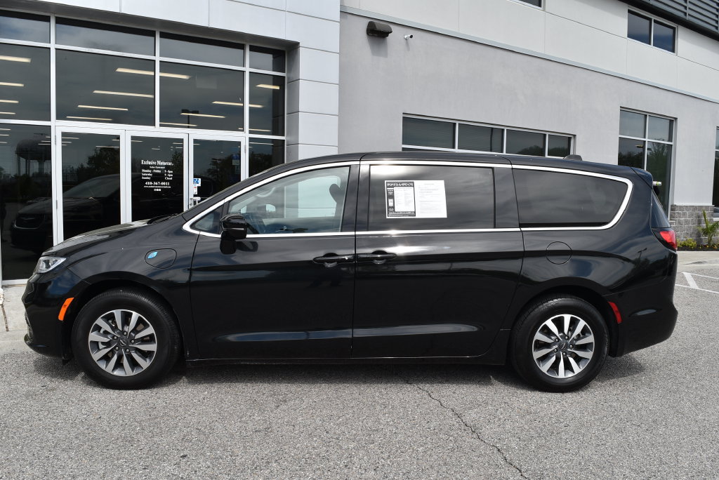 Used 2024 Chrysler Pacifica Limited FWD image 4