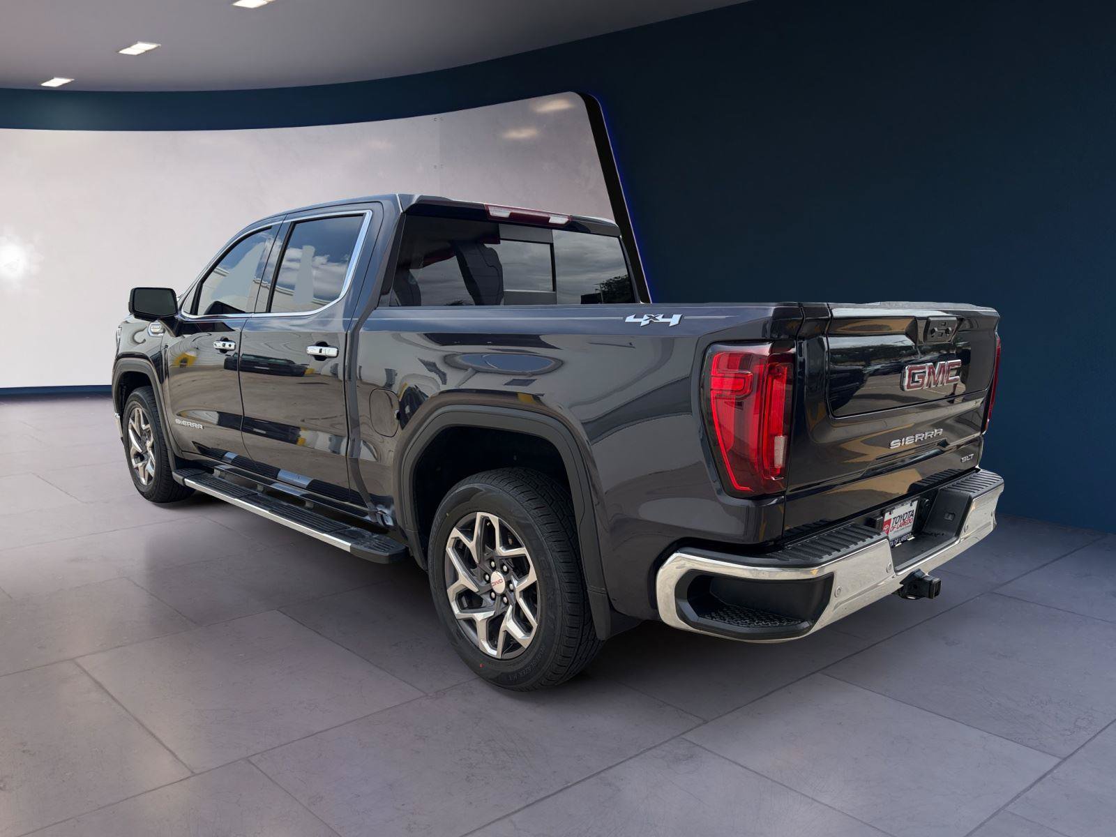 Used 2022 GMC Sierra 1500 SLT AWD/4WD image 3