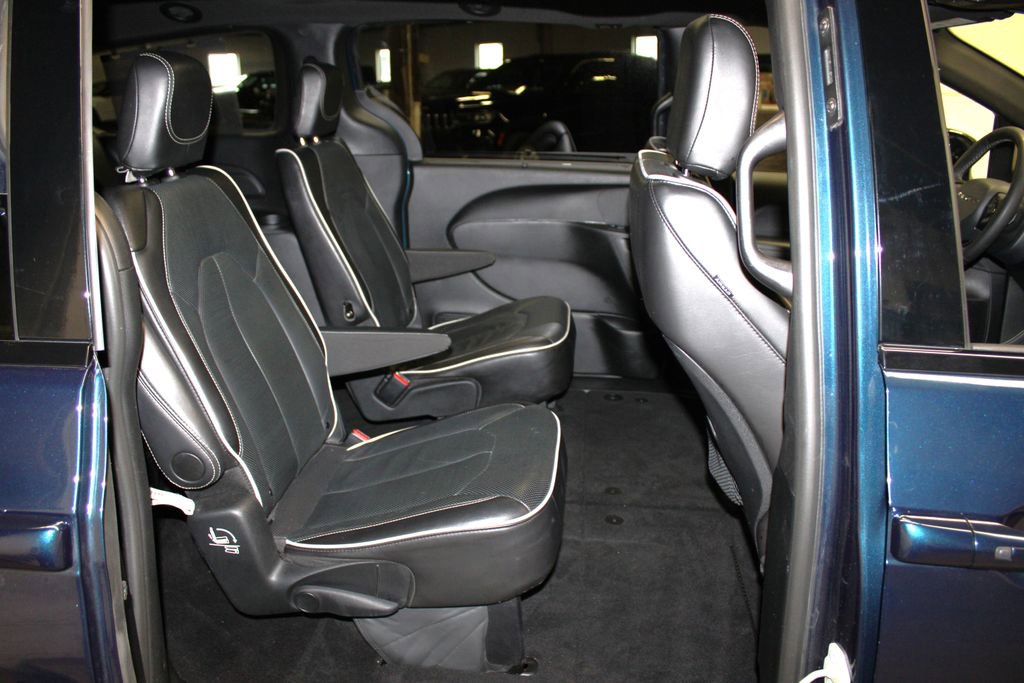 Used 2025 Chrysler Pacifica Limited image 34