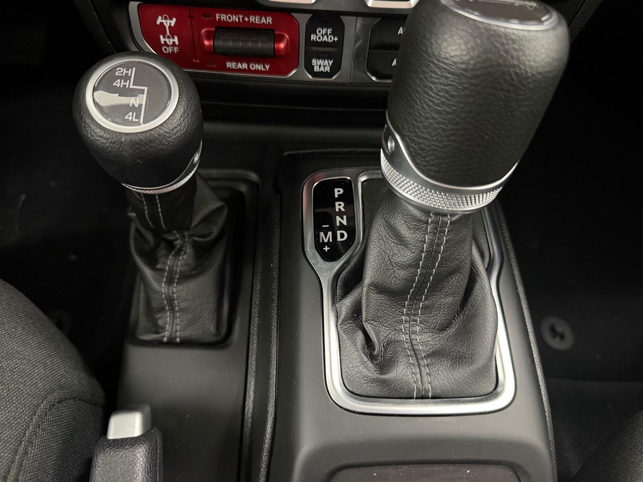 Used 2025 Jeep Gladiator Rubicon w/ Technology Group AWD/4WD image 17