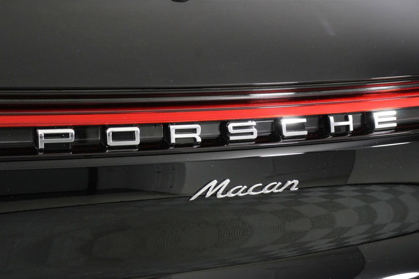 Certified 2025 Porsche Macan image 22