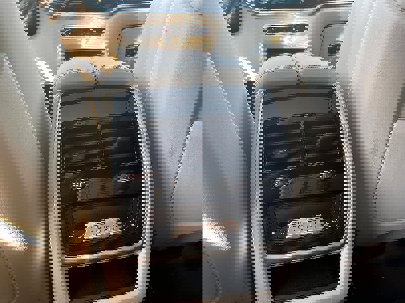 Used 2024 BMW X6 xDrive40i w/ Executive Package image 33