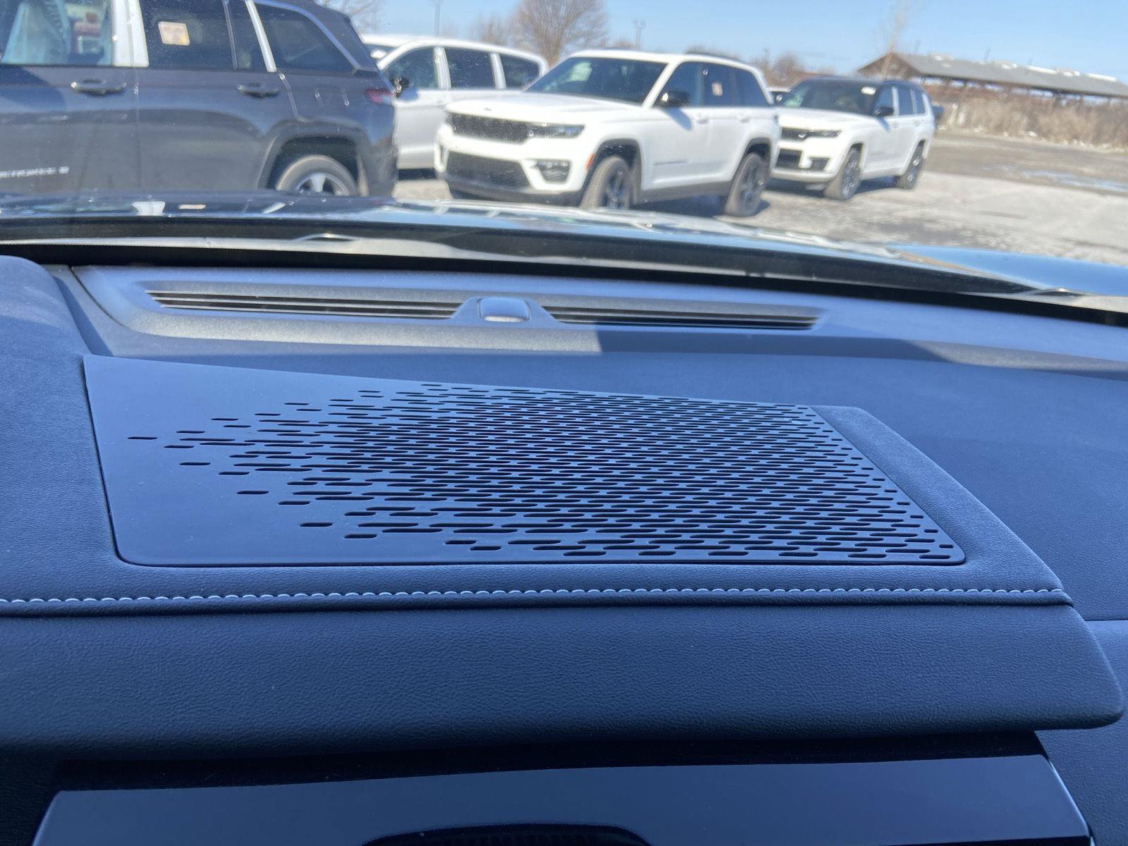 Used 2025 GMC Acadia Elevation AWD/4WD image 47