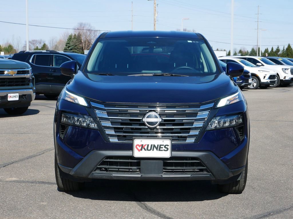 Used 2025 Nissan Rogue SV AWD/4WD image 2